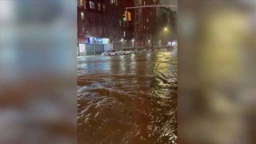 New York'ta patlayan su borusu sokakları sular altında bıraktı