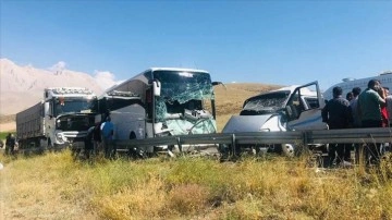 Niğde'de yolcu otobüsüyle hafif ticari araç çarpıştı, 1 kişi öldü, 7 kişi yaralandı