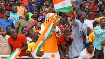 Nijer'de askeri yönetim destekçileri stadyumu doldurdu