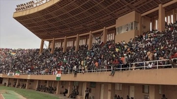 Nijer'de on binlerce darbe destekçisi stadyumu doldurdu