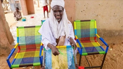 Nijerya'da g&ouml;rme engelli usta, iplerle mobilyalara renk ve estetik katıyor