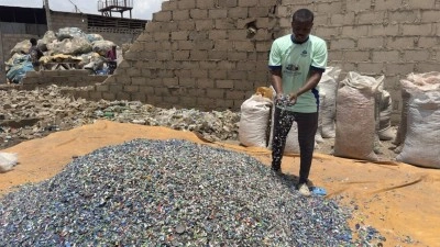 Nijerya'da sel ve &ccedil;evre kirliliğine yol a&ccedil;an plastik atıklar geri d&ouml;n&uuml;ş&uuml;mle ekonomiye kazandırı