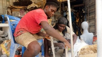 Nijerya'da kadın girişimci Motunrayo, vitrin mankeni tasarlayarak ailesine destek sağlıyor