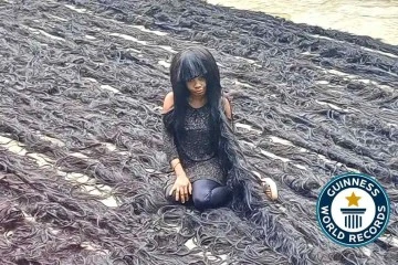 Nijeryalı peruk ustası ürettiği 'en geniş peruk'la Guinness Rekorlar Kitabı'na girdi