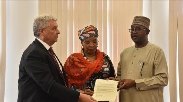 Nijerya'nın First Lady'si Buhari depremzedelere 10 bin battaniye bağışladı