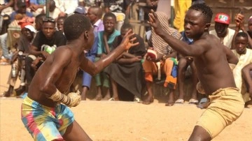 Nijerya'nın geleneksel savunma sporu "dambe" varlığını sürdürüyor
