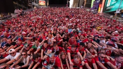 Norve&ccedil;li taraftarlardan Times Meydanı'nda Viking k&uuml;rek &ccedil;ekme g&ouml;sterisi