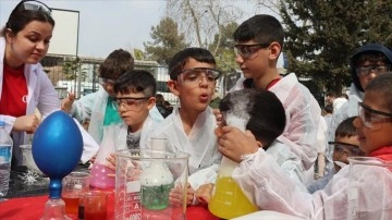 ODTÜ ekibi, çadır kentlerde depremzede çocuklara kimya deneyleri yaptırıyor