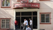 Oğlu için HDP İl Başkanlığı önünde eylem yapan anneye STK desteği