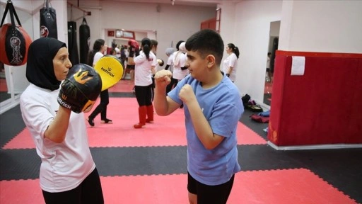 Oğluna böbreğini veren kadın sporcu, kick boksta ikinci oldu