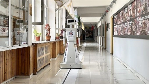 Öğrenci ve öğretmenlerin geliştirdiği robot "AhiBot", ziyaretçilere rehberlik ediyor