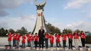 Öğrenciler Erdoğan'ı asker selamıyla karşıladı