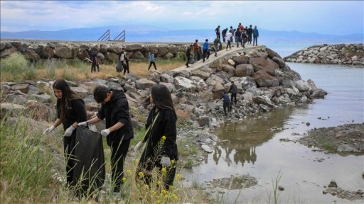 Öğrenciler Van Gölü sahilinde temizlik yaptı