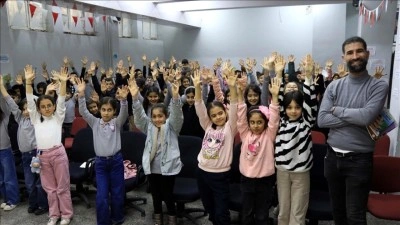 &Ouml;ğrencilere kitap sevgisi ve afet bilinci aşılamak i&ccedil;in kırsaldaki okulları geziyor