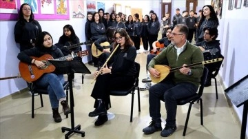 Öğrencilerini stresten uzaklaştırmak için okulda "koridor konserleri" düzenliyor