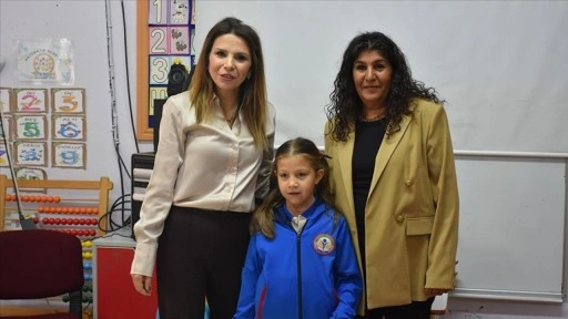 Öğretmen anne ile kızı aynı okulda öğrencileri geleceğe hazırlıyor