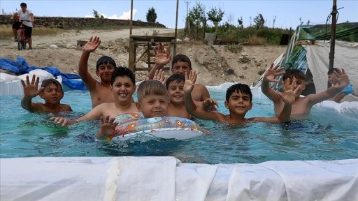 Öğretmen Berhan'ın "köy havuzu" çocukların yaz neşesi oldu