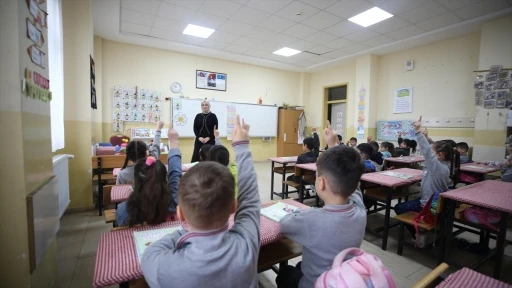 Öğretmenlerin il içi isteğe bağlı yer değiştirme başvuruları 12 Mayıs'ta başlıyor