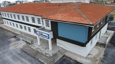 Okula gidememenin &uuml;z&uuml;nt&uuml;s&uuml;n&uuml; yaşayan iş insanı, memleketine eğitim kurumu kazandırdı