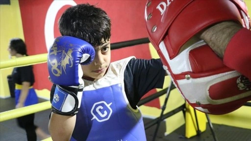 Okuldan ka&ccedil;tığı i&ccedil;in ablasının spora y&ouml;nlendirdiği &ccedil;ocuk, başarılarıyla dikkati &ccedil;ekiyor