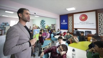 Okullarda gönüllü verdiği eğitimlerle çocuklara okuma sevgisi aşılıyor