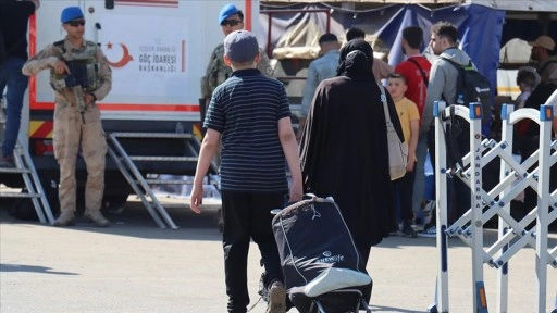 Okulların kapanmasıyla Türkiye'deki Suriyelilerin ülkelerine dönüşleri yoğunlaştı