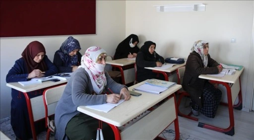 Okuma yazma kursları sayesinde yıllar sonra elleri kalem tuttu