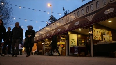 Okurlar Ramazanın manevi iklimini 'Kitap Sokağı'nda yaşıyor