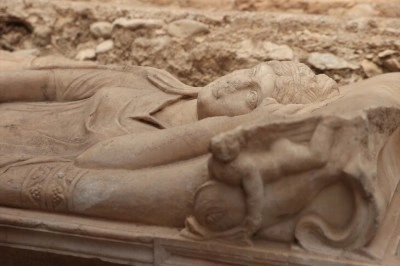 Olympos'ta anıtsal mezar ve i&ccedil;erisinde aristokrat bir kadına ait lahit bulundu