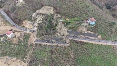 Ordu'da heyelan nedeniyle mahalle yolu ulaşıma kapandı