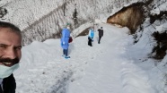 Ordu&#039;da sağlık ekipleri karda 2 kilometre yürüyerek ulaştıkları hastaya Kovid-19 aşısı yaptı