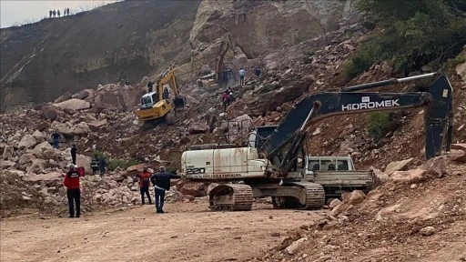 Ordu'da taş ocağı şantiyesinde göçük altında kalan işçiyi arama çalışmaları sürüyor