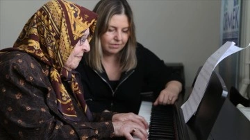 Ordu'da 86 yaşındaki kadın çocukluk hayali olan piyano kursuna başladı