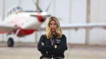 Orman yangınlarının "ateş avcısı" kadın pilotu, hedefleri başarıyla söndürüyor