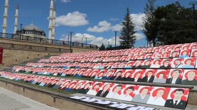 Ortaokul &ouml;ğrencileri 15 Temmuz şehitlerinin resimlerini tuvale yansıttı