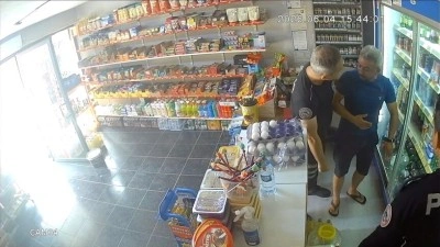 Osmaniye'de boğazına şeker takılan bakkalı polis memuru m&uuml;şterisi kurtardı