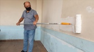 Osmaniye&#039;de fedakar öğretmenler okulun duvarlarını boyadı sıralarını tamir etti