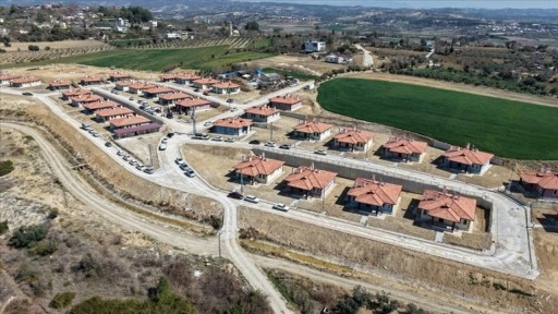 Osmaniye'de yapımı tamamlanan 32 köy evi depremzedelere teslim edildi