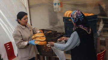 Osmaniye'de depremi yaşayan kadınlar, afetzedelere ekmek ve börek yapıyor