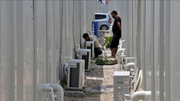 Osmaniye'de depremzedelerin kaldığı konteynerlere klima takılıyor