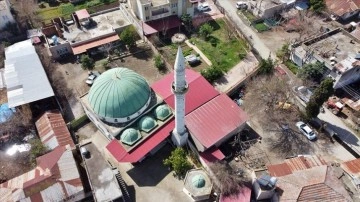 Osmaniye'de yıllardır leyleklerin yuva yaptığı minare depremde ağır hasar gördü