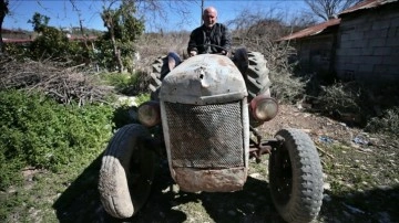 Osmaniyeli çiftçi, emektar traktörüyle 36 yıldır tarla sürüyor