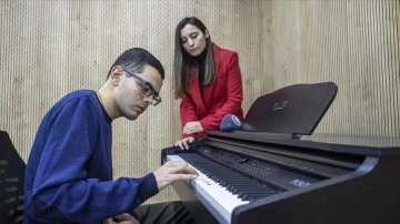 Otizmli Abdullah tek elle çaldığı piyanoyu rehabilitasyon merkezinde aldığı eğitimle ilerletiyor