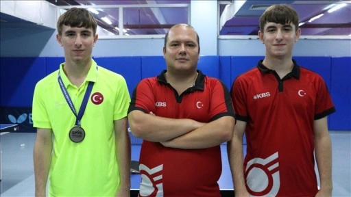 Otizmli ikiz kardeşler masa tenisinde yeni madalyalar hedefiyle raket sallıyor