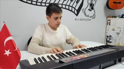 Otizmli Tarık Arda dünyasını müzikle renklendiriyor