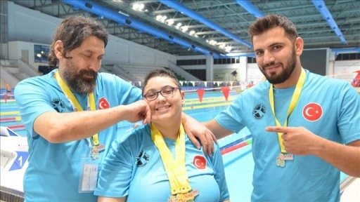 Otizmli ve işitme engelli yüzücü yeni başarılara babasıyla hazırlanıyor