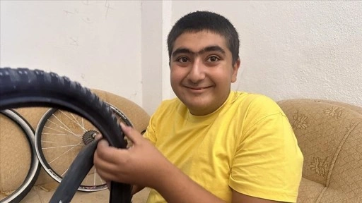 Otizmli Yahya bisiklet tamirciliğini ve masa tenisi yeteneğini ilerletmek istiyor