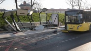 Otobüs durakta bekleyenlere çarptı: 3 ölü