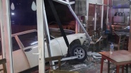 Otomobil kahvehaneye girdi: 7 yaralı