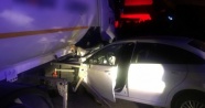 Otomobil LPG yüklü tankerin altına girdi: 4 yaralı